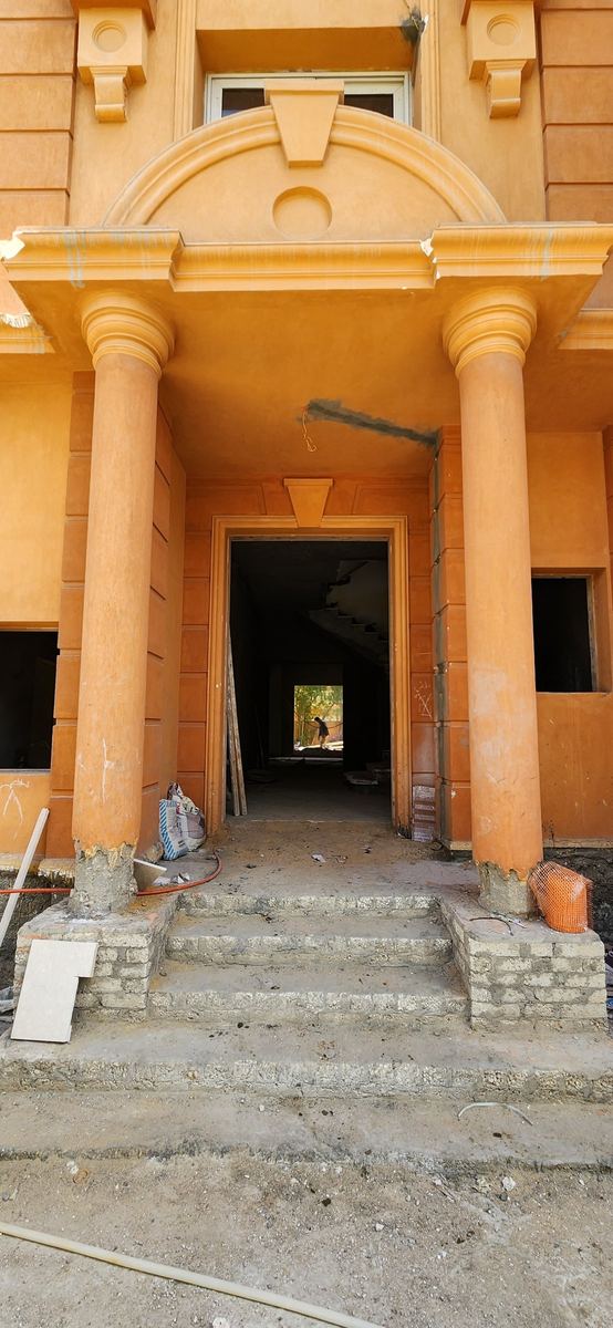 Before: L-Villa entrance before finishing: rough columns and unfinished steps