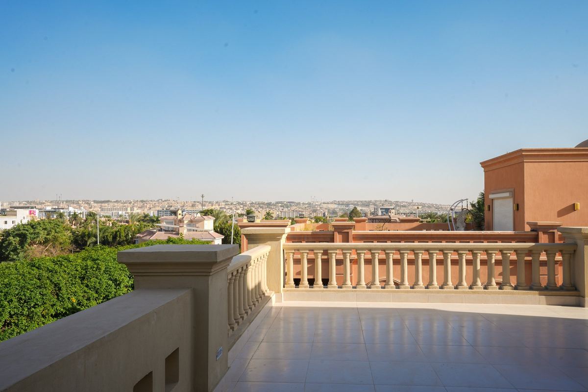L-Villa roof terrace: stone balustrade with a view over Legenda