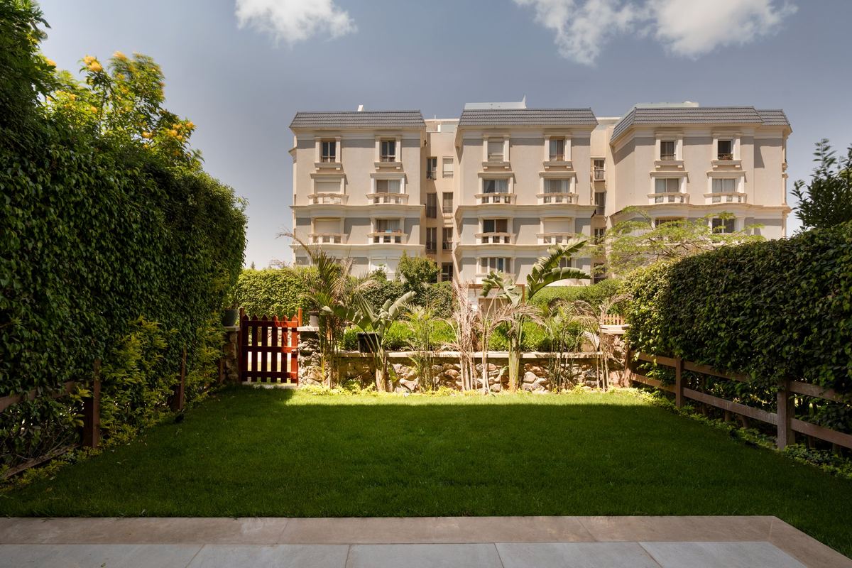 M-Villa garden: new lawn with timber fencing and hedges