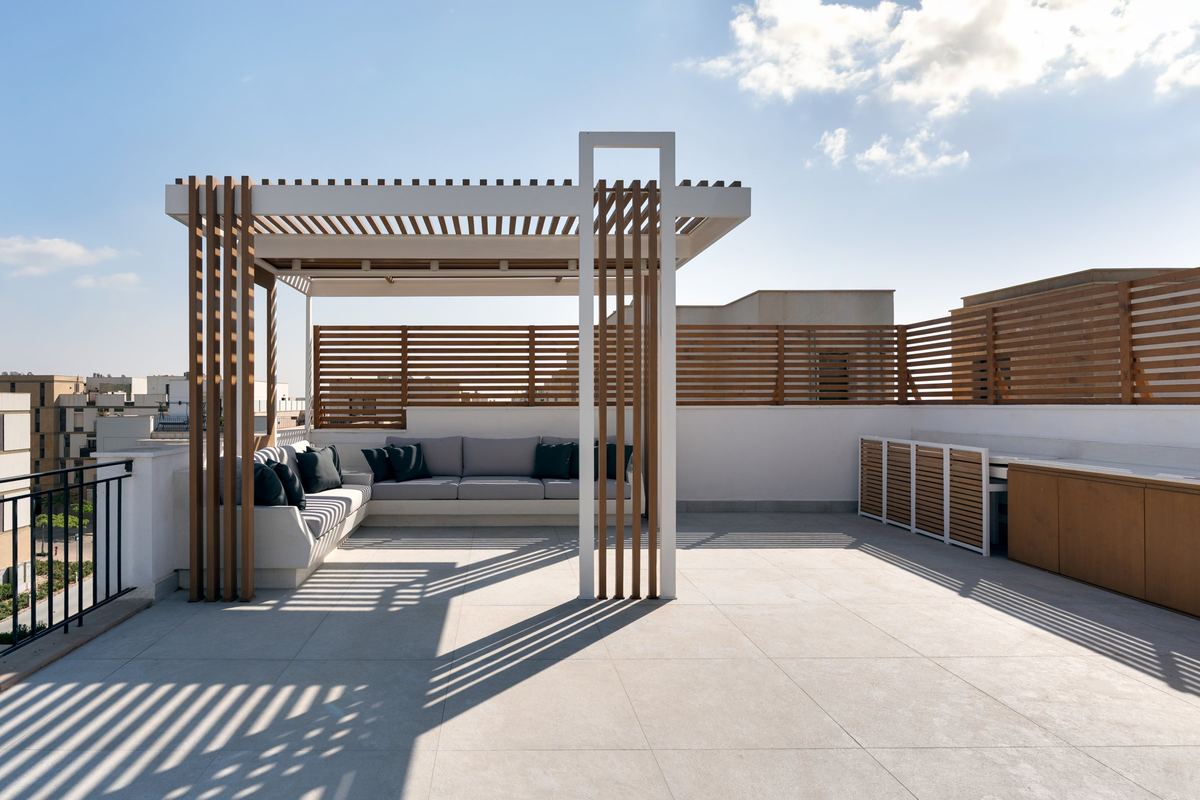 S-Roof overview: pitch pine pergola over the built-in seating, and the outdoor kitchen along the timber screen
